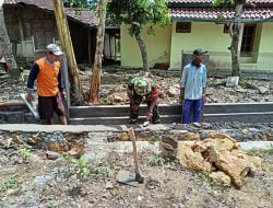 Babinsa Bantu Pembangunan Talud Jalan