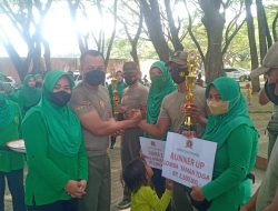 Dandim 1402/Polman Serahkan Hadiah Pemenang Lomba Taman Toga