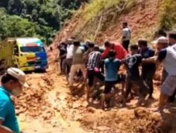 JALAN MENUJU LUNYUK LONGSOR AKIBAT HUJAN BESAR