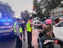 Kabid Humas Polda Jabar : Saling Berbagi Di Bulan Penuh Berkah, Polisi Bagi-bagi Ta’jil Kepada Masyarakat Pengguna Jalan