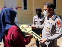 Tetes Air Mata Bahagia Kartini Saat Menerima Bantuan Rumah Dhuafa Dari Polres Aceh Timur