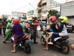 Jelang Berbuka Puasa, Kodim 0728/Wonogiri Bagikan Ratusan Bungkus Takjil