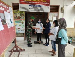 Melaksanakan Komsos dan PPKM di Kantor Kelurahan Babinsa Memberikan Masker Kepada Warga