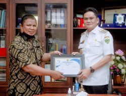 Suardi Saleh Serahkan Hadiah Lomba Logo HUT Kabupaten Barru ke 62