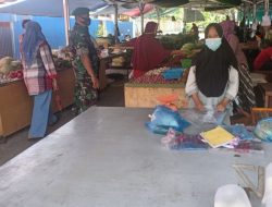 Cegah Penyebaran Covid-19 Babinsa Melaksanakan Penegakan Disiplin Prokes di Pasar Pagi 99