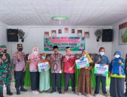 Bupati Lampung Timur Didampingi Danramil Jabung Salurkan BLT-DD