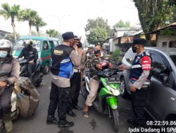 Kabid Humas Polda Jabar Polisi Lakukan Penyekatan  Antisipasi Boncel / Anarko yang menuju DPRD dan Kantor Pemerintahan Kota Bandung