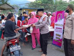 Kapolsek dan Para Bhayangkari Polsek Balocci Polres Pangkep di Bulan Suci Ramadhan, Bagikan Takjil Gratis