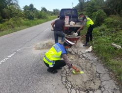 CEGAH LAKA LANTAS, POLRES ACEH SINGKIL “TAMBAL BADAN JALAN NEGARA”