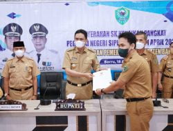 Bupati Barru Serahkan SK Kenaikan Pangkat PNS Secara Virtual