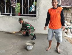 Bantu Kesulitan Warga, Babinsa Sempatkan Waktu Bantu Bangun Rumah Warga