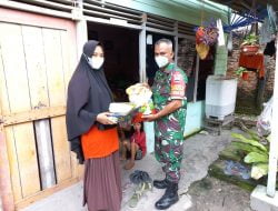 Sambangi Warga Binaan, Babinsa Berikan Bantuan Sembako Kepada Warga Tak Mampu