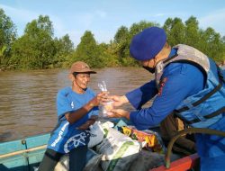 Sembari Patroli Rutin Satpol Airud Polres Tanjab Timur Juga Membagikan Takjil Ke Nelayan di Sungai Batanghari