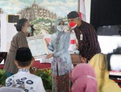 Gubernur Jawa Tengah Memberikan Penyerahan 35 Penghargaan Perempuan Berjasa Acara Hari Kartini di Kabupaten Magelang
