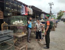 Babinsa Terapkan Disiplin Prokes di Pasar Burung