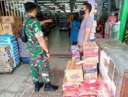 Pantau Kebutuhan Pokok Masyarakat Menjelang Hari Raya Idul Fitri 1443 H Babinsa Laksanakan Komsos di Dayli Mart