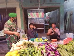 Tekan Angka Covid-19, Babinsa Tegakan Prokes Bagi Pengunjung dan Pedagang di Pasar Tangor