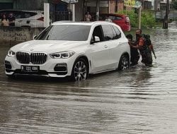 Kopda Edo Bayu Babinsa Labuh Baru Timur, Monitor Banjir Dan Membantu Warga Yang Kendaraannya Mogok