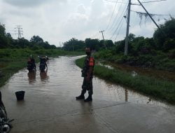 Serda Binsar P Babinsa Bambu Kuning Menghimbau Warga Tetap Waspada Apabila Curah Hujan Kembali Tinggi