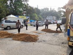 Polsek Bangko AKP H. Sitepu, SE., MM dan Personil Polsek Bangko Melaksanakan Giat Penimbunan Lobang di Jembatan Samsudin Uban Kota Bangko