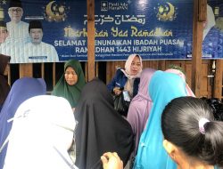 Zilawati Anggota DPRD Tanjab Timur, Bagi Sembako Kepada Masyarakat Jelang Hari Raya Idul Fitri 1443 H