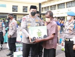 Dalam Jum’at Berkah Hari Ini, Kapolda Aceh Bagi Ratusan Sembako Untuk Masyarakat