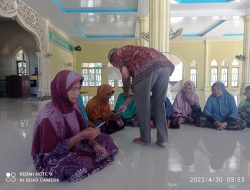 Menjelang Idul Fitri 1443 H, Seorang Petani Sawit Berikatan Zakat Kepada Beberapa Janda Miskin di Tran Nelayan