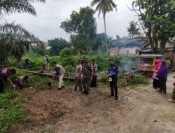 Jelang Lebaran Babinsa Sukamaju Bersinergi Dengan Masyarakat Melaksanakan Gotong Royong