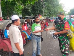 Sambangi Pasar Cinderamata, Babinsa Kelurahan Kauman Bagikan Masker Gratis