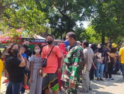 Babinsa Kelurahan Jebres Bersama Linmas Berikan Himbauan Prokes di Taman Satwa Taru Jurug