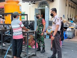 Dalam Suasana Hari Libur Lebaran, Sertu Kurniawan Bersama Security Konsisten Berikan Himbauan Prokes