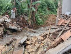 Akibat Hujan Deras Mengakibatkan 3 Rumah Ambruk dan Hanyut Terbawa Arus Sungai