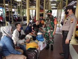 Babinsa Bersama Bhabinkamtibmas Laksanakan Patroli Rutin Pantau Arus Balik Lebaran