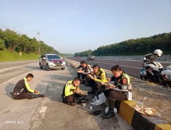 Kabid Humas Polda Jabar : Polisi Tugas Di Momen Lebaran, Makan Nasi Bungkus Di Pinggir Jalan