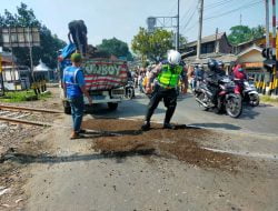 Kabid Humas Polda Jabar : Polisi Tambal Jalan Berlubang Di Perlintasan Rel Kereta Api