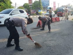 Kabid Humas Polda Jabar : Bahayakan Pengendara, Polisi Sapu Jalan Raya, Bersihkan Bekas Tumpahan Pasir Disekitar Pos Pam Lebaran 2022