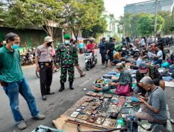 Pasar Elpabes Solo Menjadi Sasaran Penerangan PPKM Oleh Babinsa Kelurahan Setabelan, Ini Alasannya