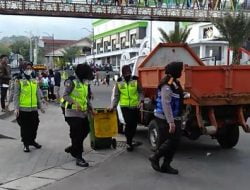 Sampah Pemudik Meningkat, Polwan Kuningan Ajak Jaga Lingkungan