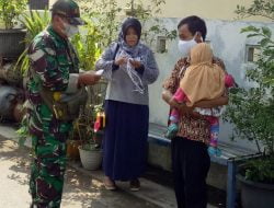 Tak Ada Kata Lelah Atau Bosan, Babinsa Sangkrah Bagikan Masker di Wilayah