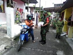 Himbauan Prokes dan Bagikan Masker, Itulah Yang Dilakukan Babinsa Joyosuran Bersama Linmas di Wilayah Binaan