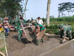 Bukti Kemanunggalan TNI-Rakyat, Personil Koramil Giriwoyo Laksanakan Karya Bakti Cor Jalan