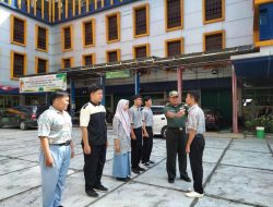 Babinsa Kampung Bandar Koramil 03/Senapelan Latih Upacara Bendera di SMK Mutu