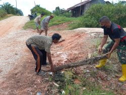 Babinsa Bersama Warga Gotong-royong Perbaiki Jalan Putus Akibat Tergerus Hujan