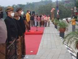 Berpakaian Beskap, Dandim Ikuti Upacara Hari Jadi Kabupaten Wonogiri Ke-281 Di Waduk Gajah Mungkur