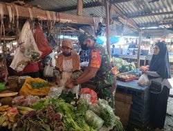 Jaga Keamanan Wilayah, Babinsa LBT Patroli Didalam Pasar Tradisional