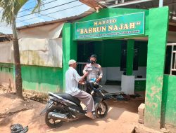 Personil Satuan Polair Polres Pangkalpinang Bagikan Masker, Kepada Jamaah Sholat Jumat Masjid Bahrun Najjah Ketapang