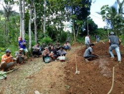 Keakraban Dan Kebersamaan Antara Anggota TNI Dan Warga Dilokasi TMMD