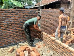 Kodim Sragen – Kebersamaan Babinsa Gilirejo Baru Karya Bakti Bantu Warga Bangun Rumah