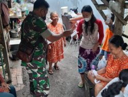 Babinsa Kelurahan Bumi Terus Bagikan Masker Dan Edukasi Prokes Kepada Warga