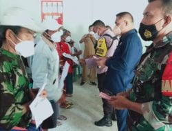 Giat Babinsa Sertu I Wayan Kokar Wijaya Dampingi Dan Pengawalan Penerimaan BLT